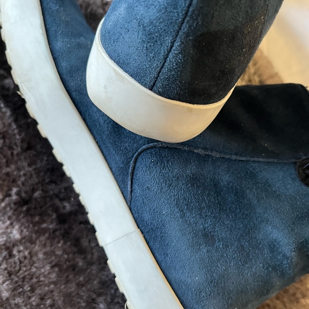 Ankle boots. Navy suede